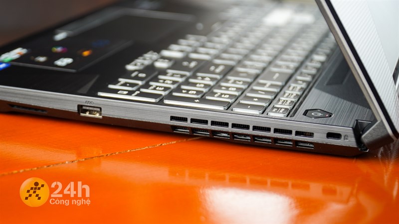 Cạnh phải của ASUS TUF Gaming FX506HCB (HN144W).