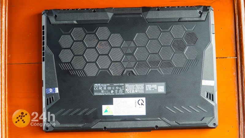 Phần mặt đáy của ASUS TUF Gaming FX506HCB (HN144W).