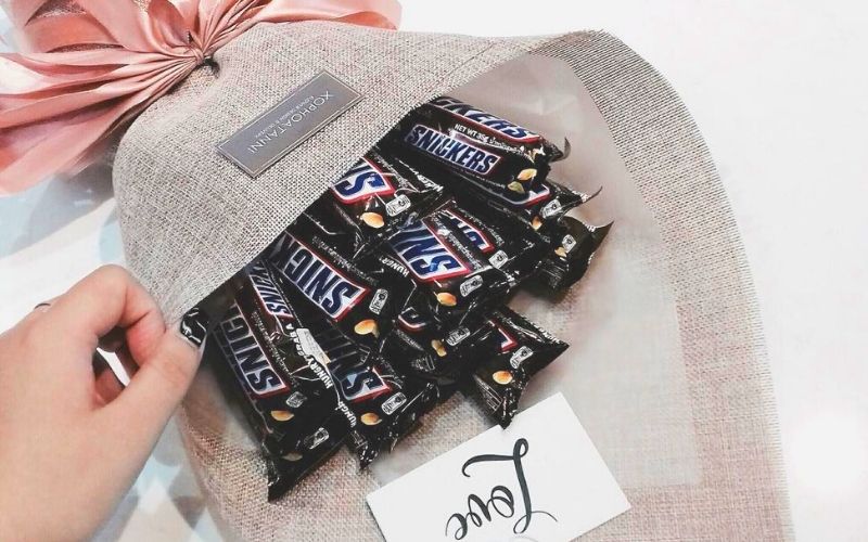 Hoa chocolate valentine dạng bó snickers