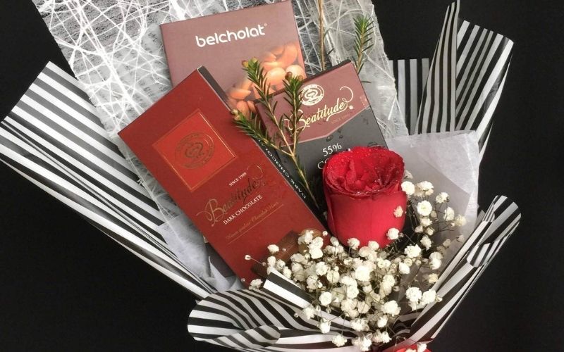 Hoa chocolate valentine dạng bó hoa hồng và socola