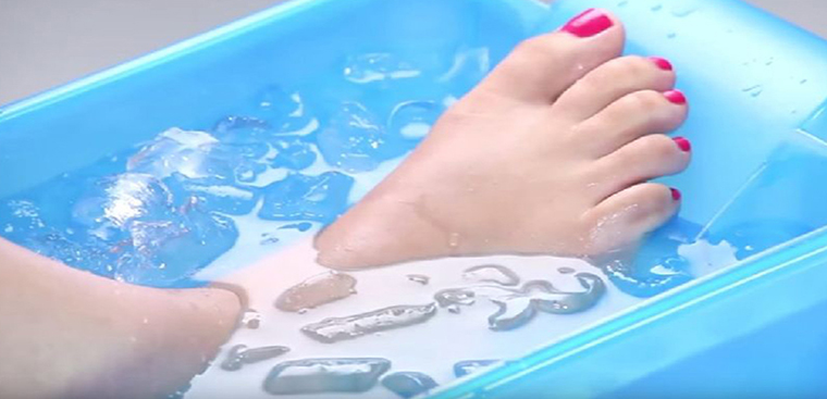 The effect of soaking feet in ice water helps relax and reduce stress