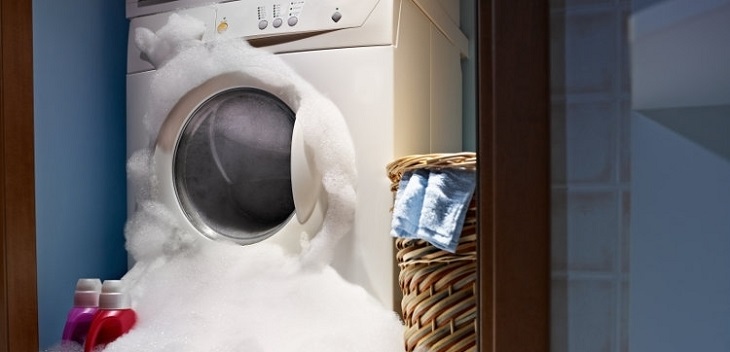 Sử dụng bột giặt không đúng loại có thể dẫn tới tình trạng bọt nhiều tràn ra ngoài lồng giặt