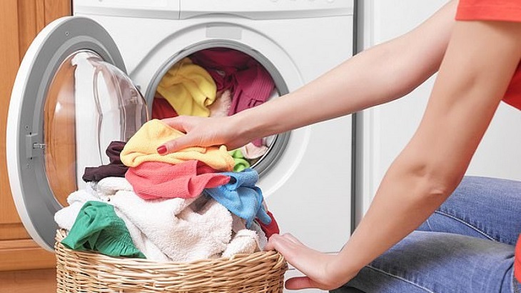 Cho quá nhiều quần áo vào máy so với định mức của máy giặt cũng là nguyên nhân khiến máy giặt bị bám cặn