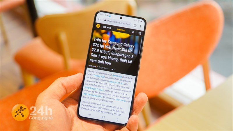Chiếc Galaxy S22 có kích thước nhỏ giúp bạn dễ dàng sử dụng bằng 1 tay