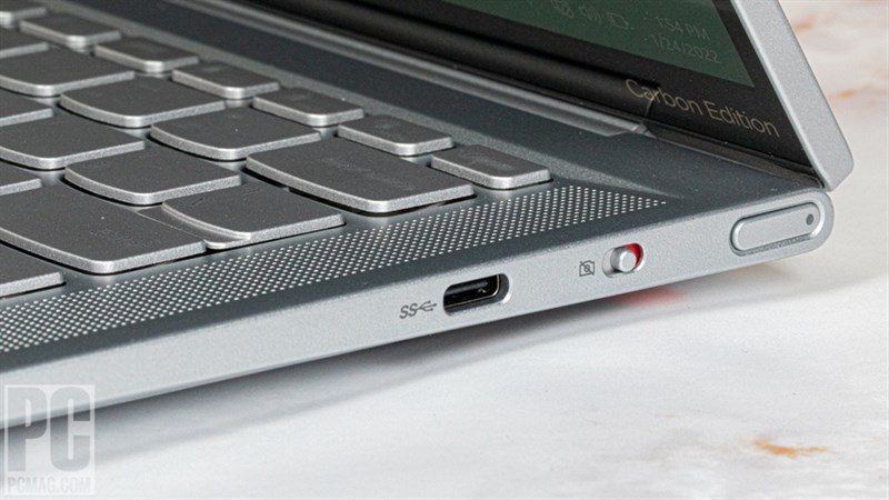 Yoga Slim 7 Carbon cũng cực kỳ mỏng đó nha với độ dày chỉ 15 mm