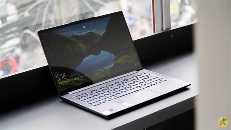 Màn hình của Yoga Slim 7 có viền cực mỏng đó nha