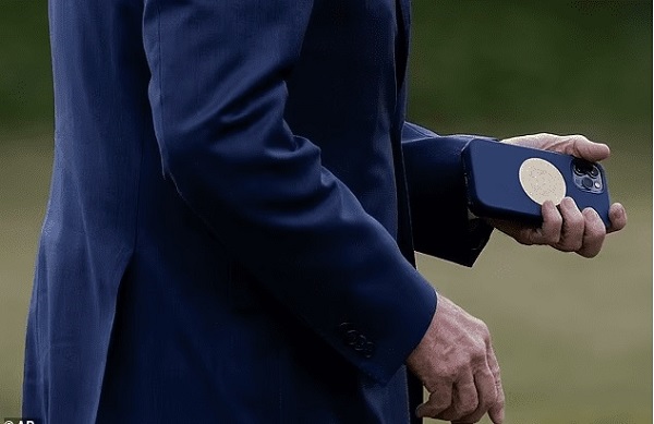 iPhone bản đặc biệt trên tay Biden