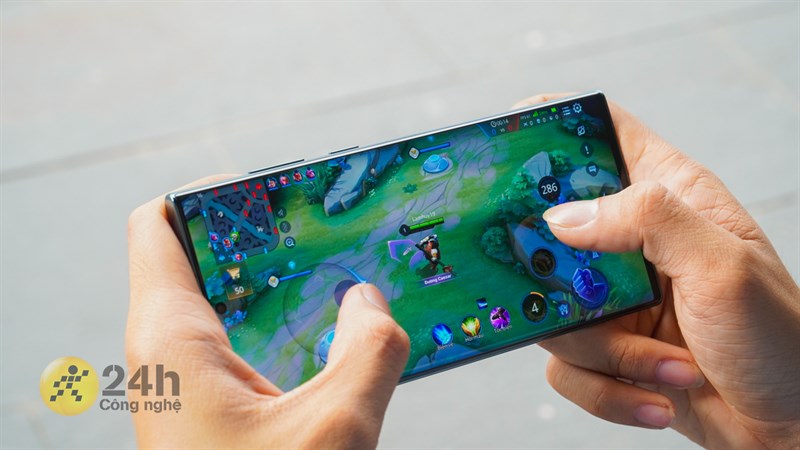 Galaxy S22 Ultra mang đến một thời lượng pin đủ để mình có thể chiến game thoải mái với bạn bè.