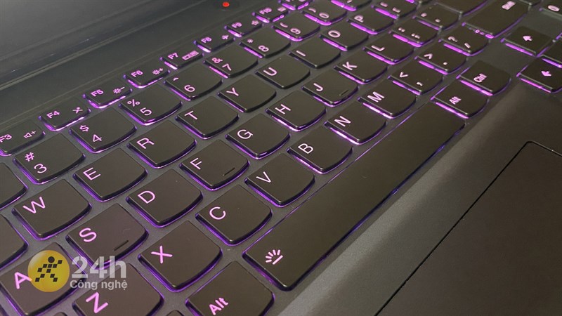 Bàn phím của Lenovo Legion 5 14ITH6 được trang bị đèn LED RGB có thể tùy chỉnh thay đổi màu sắc