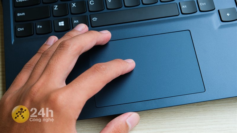 Phần touchpad của Lenovo Legion 5 15ITH6 tuy khá bé nhưng vẫn đủ để mình thực hiện vuốt chạm một cách thuận tiện.