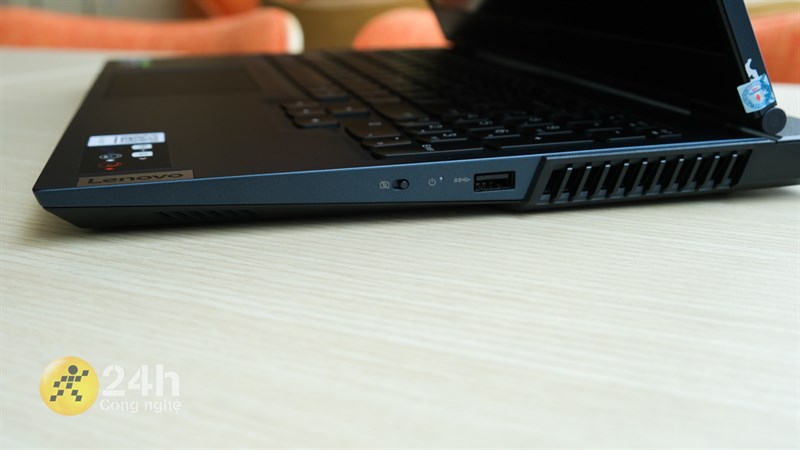 Cạnh phải của Lenovo Legion 5 15ITH6 với đèn báo nguồn, công tắc webcam và cổng USB-A 3.2. 