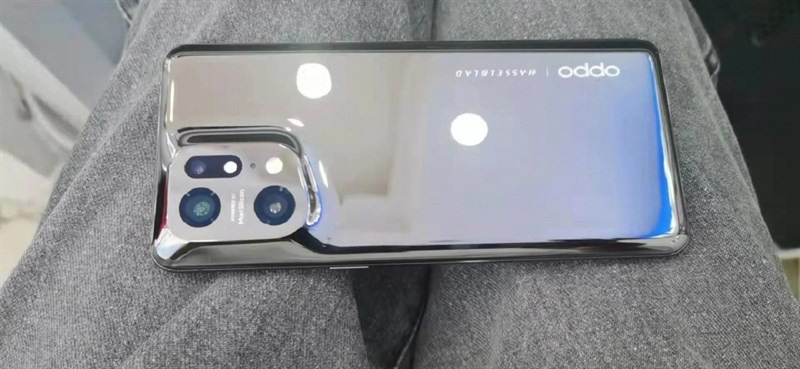 Hình ảnh thực tế của OPPO Find X5 Pro với phiên bản màu trắng gốm bóng bẩy Hình ảnh thực tế của OPPO Find X5 Pro với phiên bản màu trắng gốm bóng bẩy
