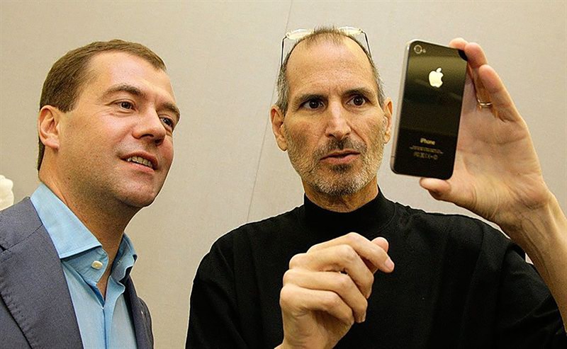 Jobs giới thiệu iPhone 4 cho Tổng thống Nga Dmitry Medvedev vào ngày 23/6/2010