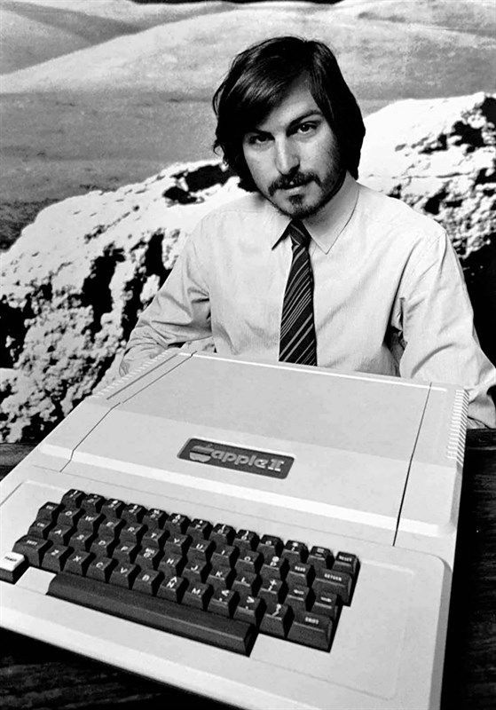 Steve Jobs với máy tính Apple II năm 1977