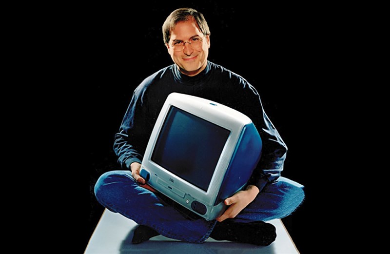 Steve Jobs với máy tính iMac năm 1998