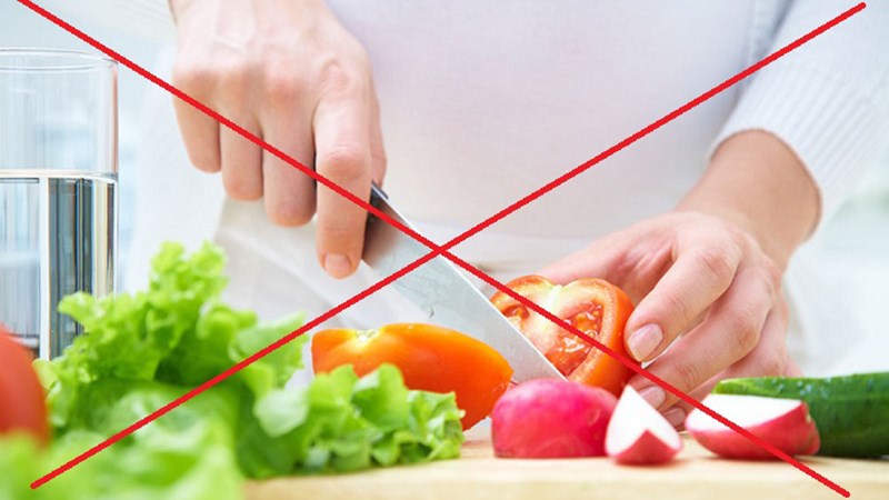 Avoid cutting and washing vegetables before putting them in the refrigerator