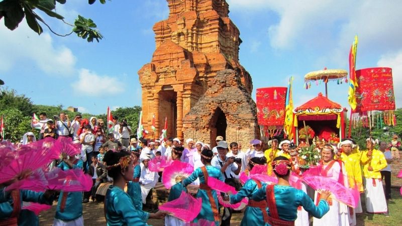 Khám phá các lễ hội tại tháp bà Ponagar