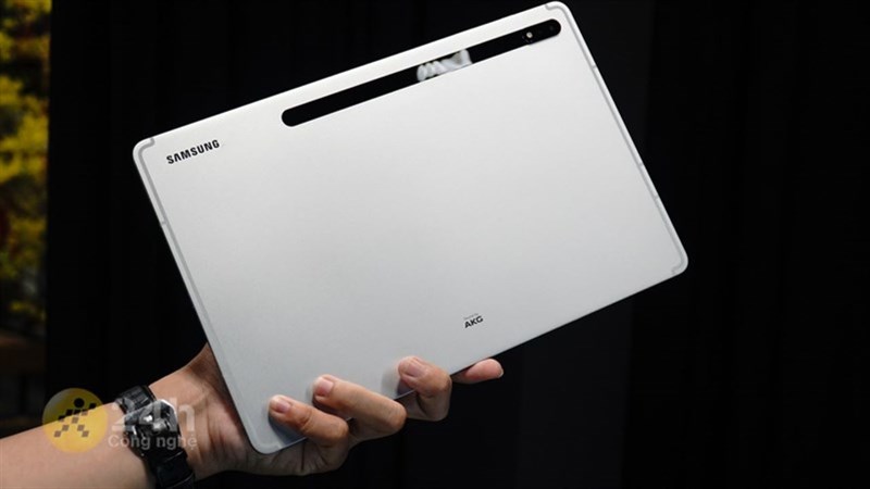 Nơi gắn S Pen là một điểm cộng cho thiết kế