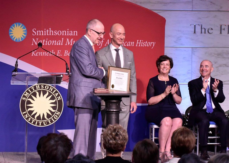 Bezos nhận được huy chương James Smithson bicent Years vào năm 2016 cho công việc của mình với Amazon