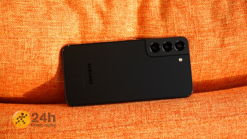 Galaxy S22 có 4 phiên bản màu tuỳ chọn màu sắc và mình đang dùng bản màu đen.