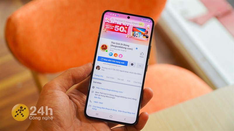 Màn hình của Galaxy S22 nhỏ gọn nhưng khi trải nghiệm giải trí chơi game, xem video có thể sẽ khiến vài người không thích.