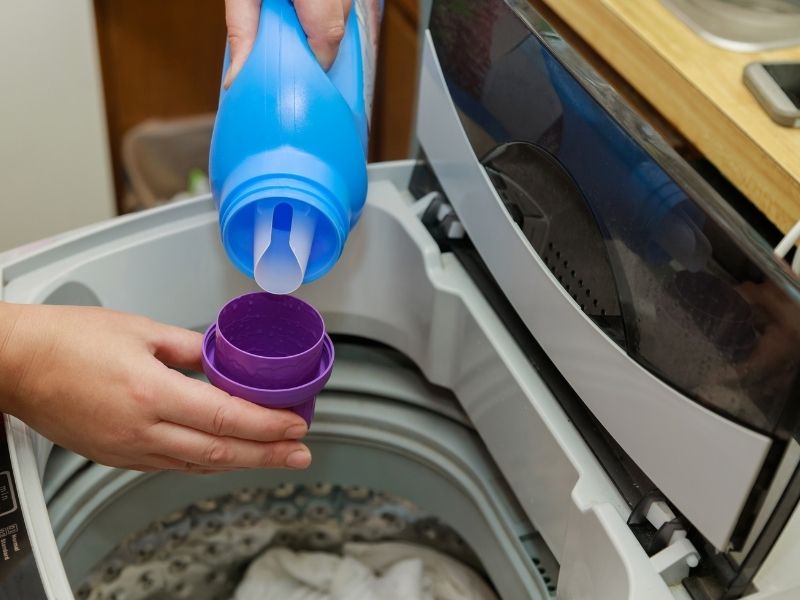 Cách cho nước xả vải vào máy giặt LG không có ngăn đựng riêng biệt