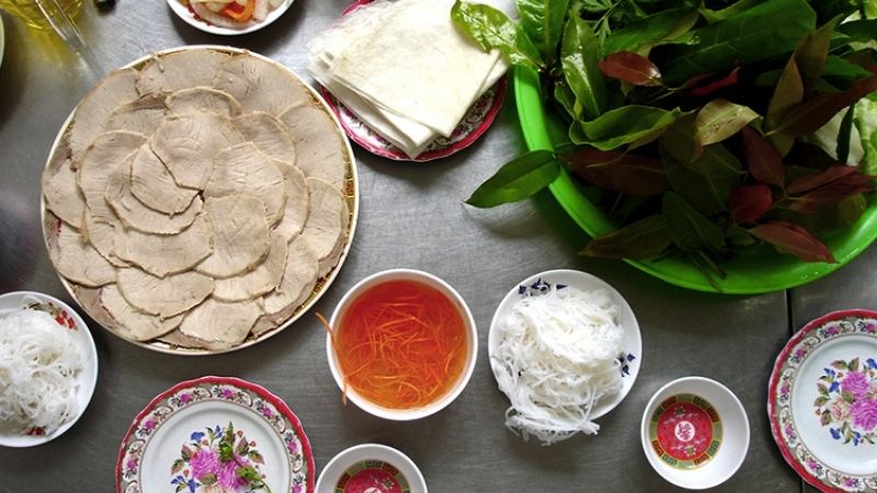 Bánh tráng cuốn thịt lợn phơi sương