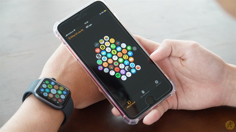 Apple Watch tương thích với các thiết bị iPhone.