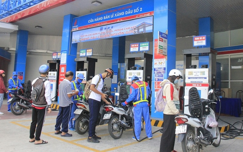 Observe the 'core' gas station of the taxi drivers