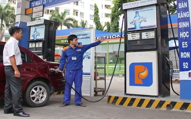 Don't buy gasoline when you see two staff members operating the machine together