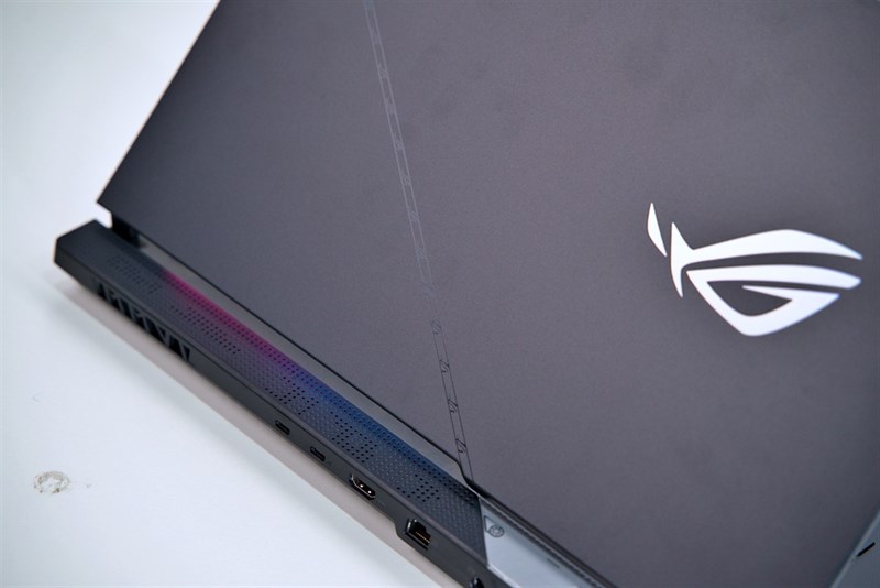 ROG Strix SCAR 17 sở hữu cấu hình gần như khủng nhất ở thời điểm hiện tại đối với một chiếc laptop gaming. Nguồn: ASUS.