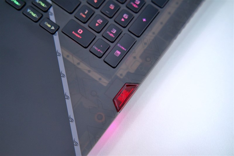 Phần Keystone cũng là một điểm nhấn đặc biệt trên mặt C của ROG Strix SCAR 17. Nguồn: ASUS.