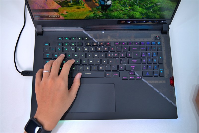 Thiết kế mặt C rất độc đáo trên ROG Strix SCAR 17. Nguồn: ASUS.