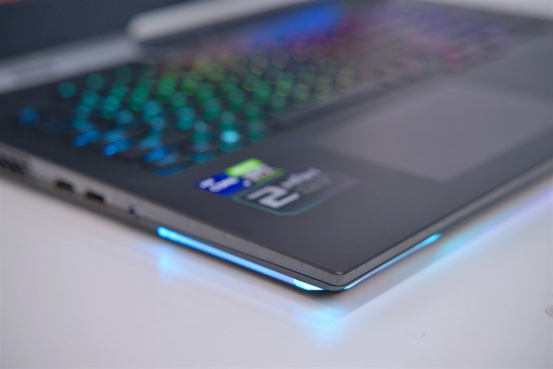 ROG Strix SCAR 17 sở hữu thiết kế với hệ thống LED RGB đậm chất gaming. Nguồn: ASUS.