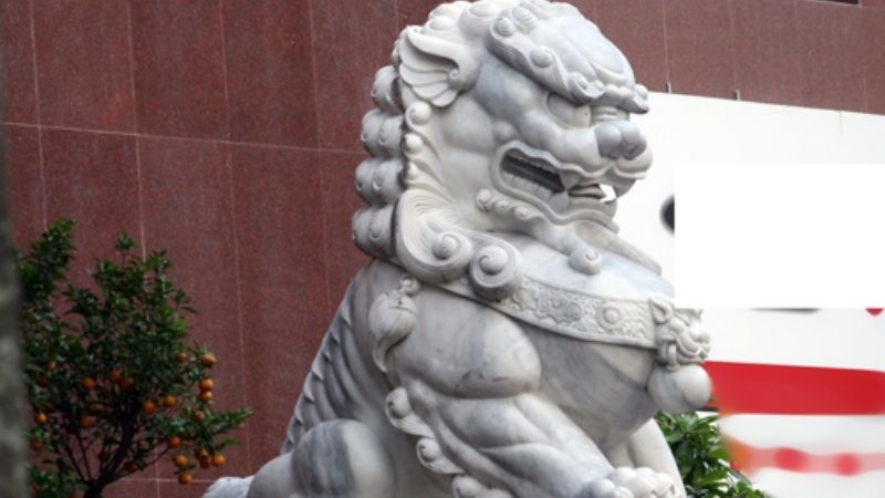 Sư tử đá khổ lớn được trưng bày tại trước các công ty