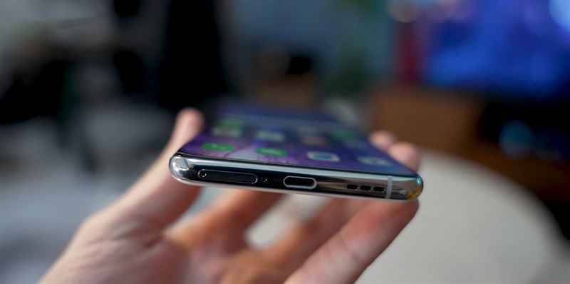 Cạnh dưới của OPPO Find X5 Pro có cổng sạc USB Type-C, loa ngoài cùng khay đựng SIM. Nguồn: The Tech Chap.