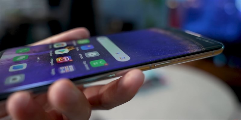 Cạnh phải của máy là nơi đặt nút nguồn. Nguồn: The Tech Chap.