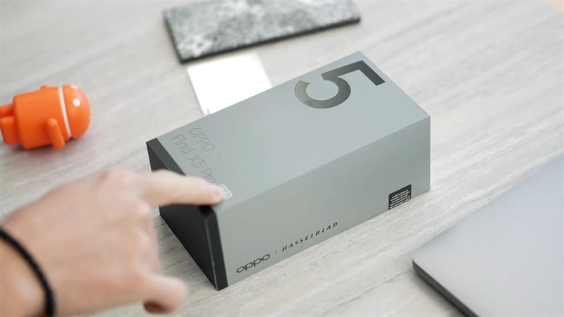 Phần hộp đựng bên ngoài của OPPO Find X5 Pro. Nguồn: Karl Conrad.