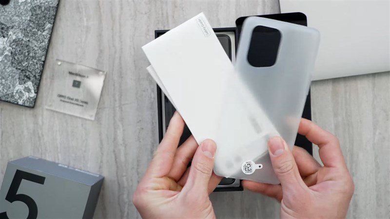 Bên trong, chúng ta sẽ có sách hướng dẫn sử dụng, que chọc sim, ốp lưng được làm dạng nhám mờ. Nguồn: Karl Conrad.