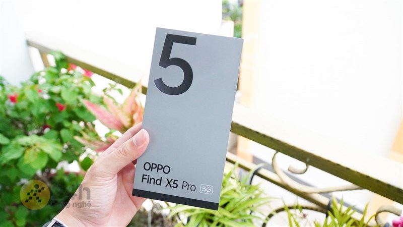 Phần hộp đựng bên ngoài của OPPO Find X5 Pro 5G.