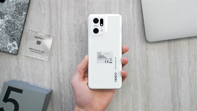 Phong cách thiết kế của OPPO Find X5 Pro không có quá nhiều khác biệt so với thế hệ tiền nhiệm. Nguồn: Karl Conrad.