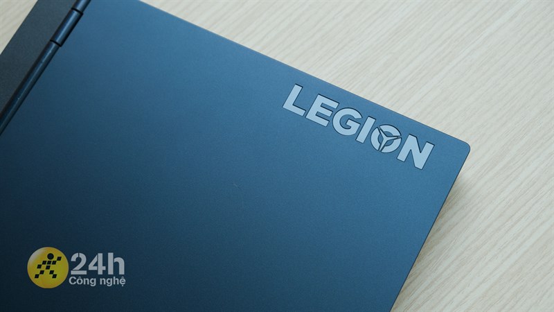 Lenovo Legion 5 15ITH6 cũng được tạo điểm nhấn bới logo Legion được đặt dọc theo cạnh trái.