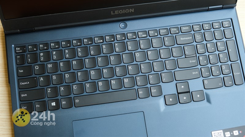 Lenovo Legion 5 15ITH6 được trang bị bàn phím full size có cả cụm phím số.