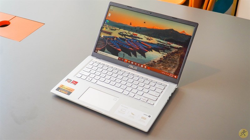 Vẻ đẹp chất ngất của ZenBook khiến nhiều người say đắm Vẻ đẹp chất ngất của ZenBook khiến nhiều người say đắm