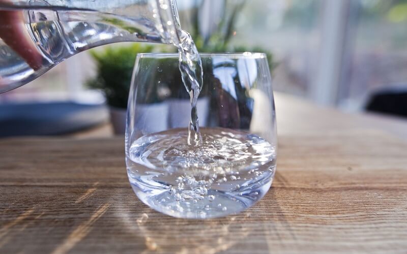 Bị viêm da cơ địa thì nên uống đủ 2 lít nước mỗi ngày