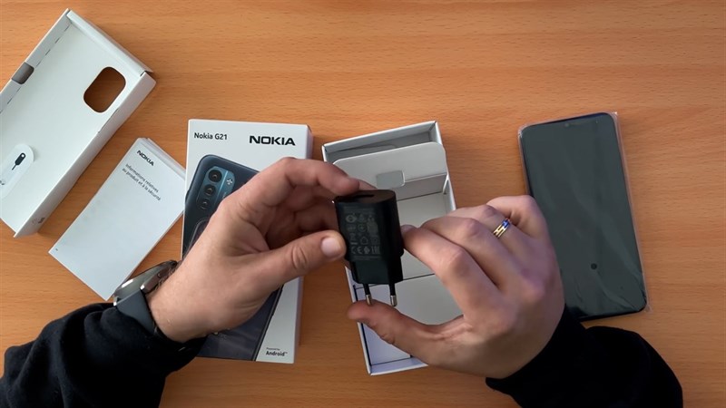 Phụ kiện Nokia G21 gồm củ sạc, cáp sạc và sách hướng dẫn sử dụng
