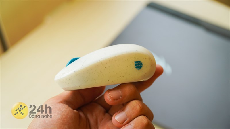 Bên trái của Microsoft Ocean Plastic Mouse