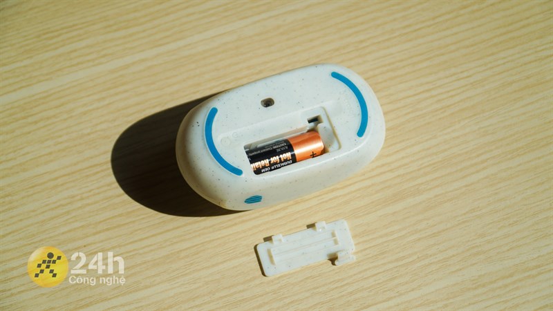 Phần đáy của Microsoft Ocean Plastic Mouse