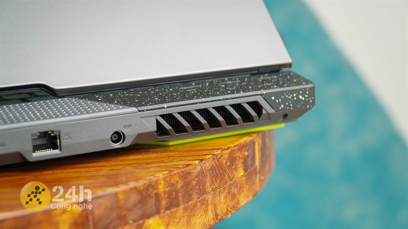 ASUS ROG Strix G15 sỡ hữu hệ thống tản nhiệt với 4 cổng thoát khí. 