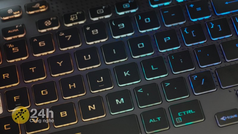 Hệ thống đèn LED RGB đa sắc màu luôn là một điểm nhấn trên ASUS ROG Strix G15.